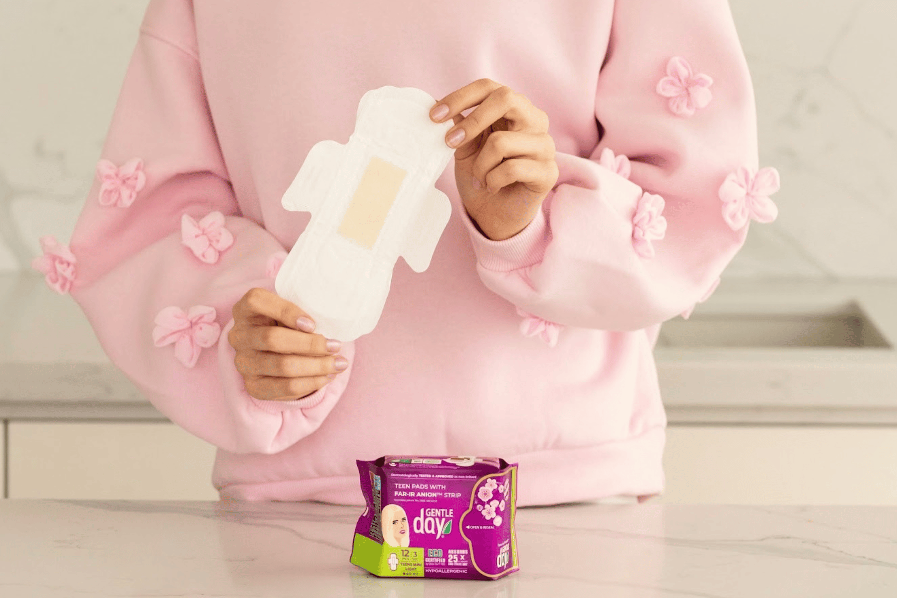 Dievča s TEENS mini vložkami Gentle Day® – vložky pre dievčatá na prvú menštruáciu